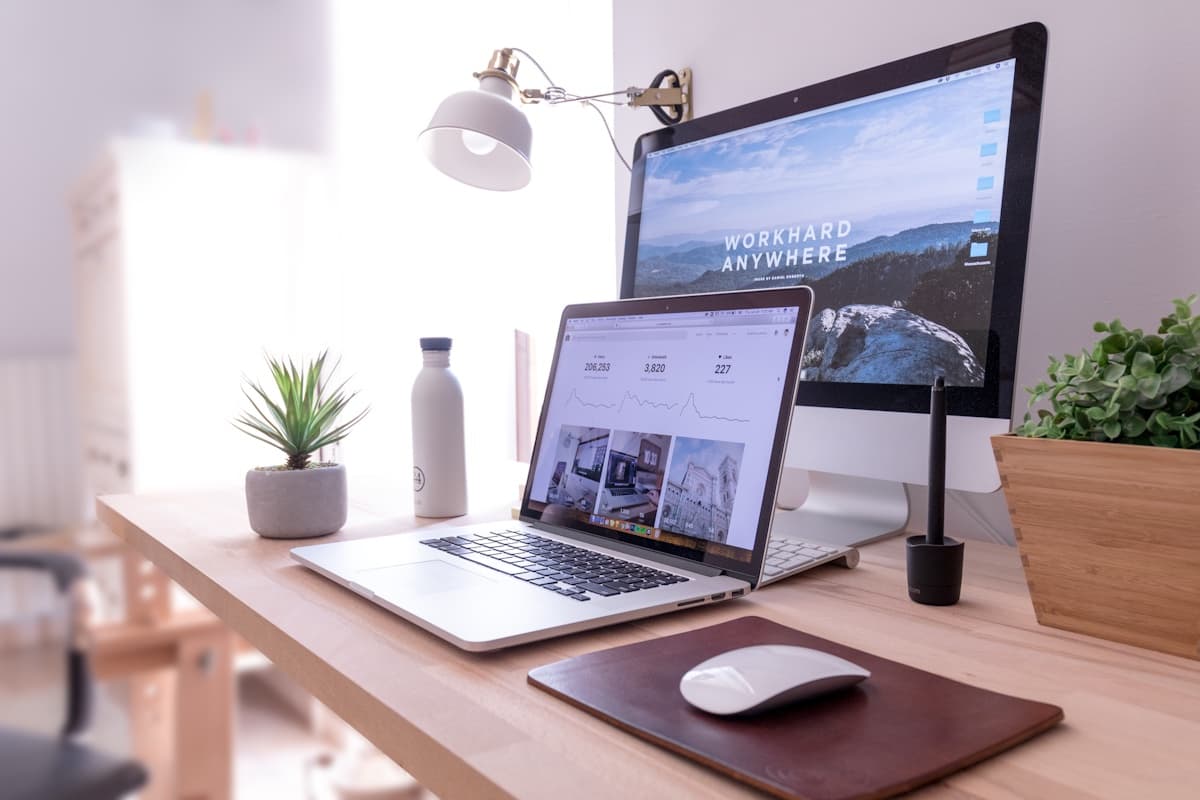Espace de travail lumineux avec ordinateur portable et grand écran