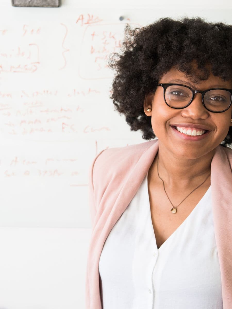 Jeune professionnelle souriante, prête pour son prochain entretien